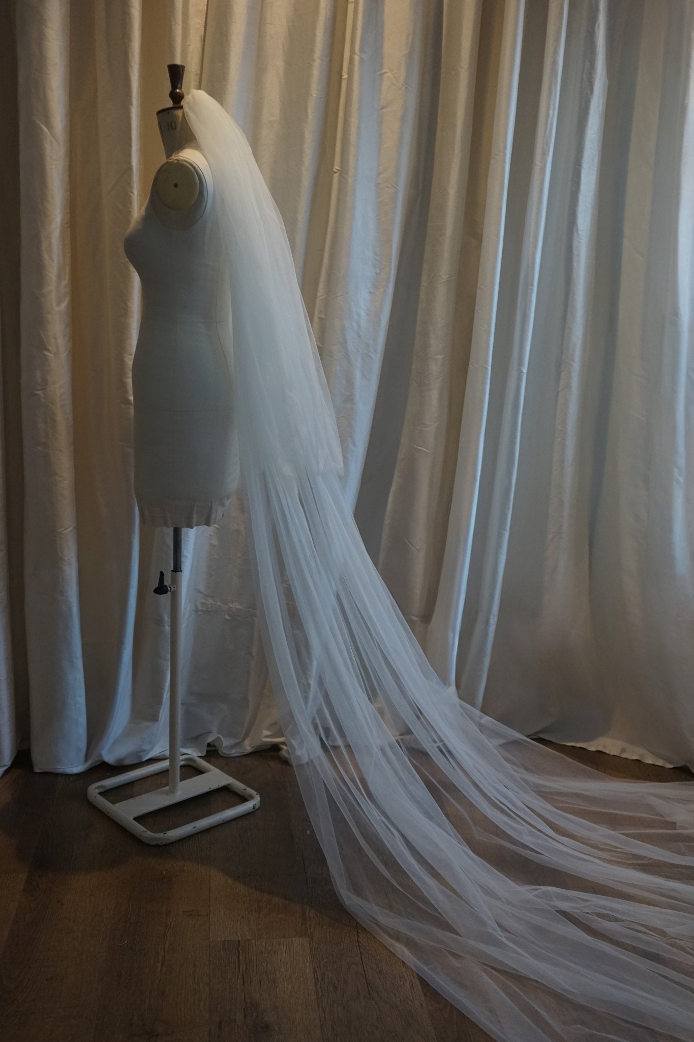 hermione - de - paula - Archive XXL Cathedral Veil 'Floral White' with Blusher - botanical - couture