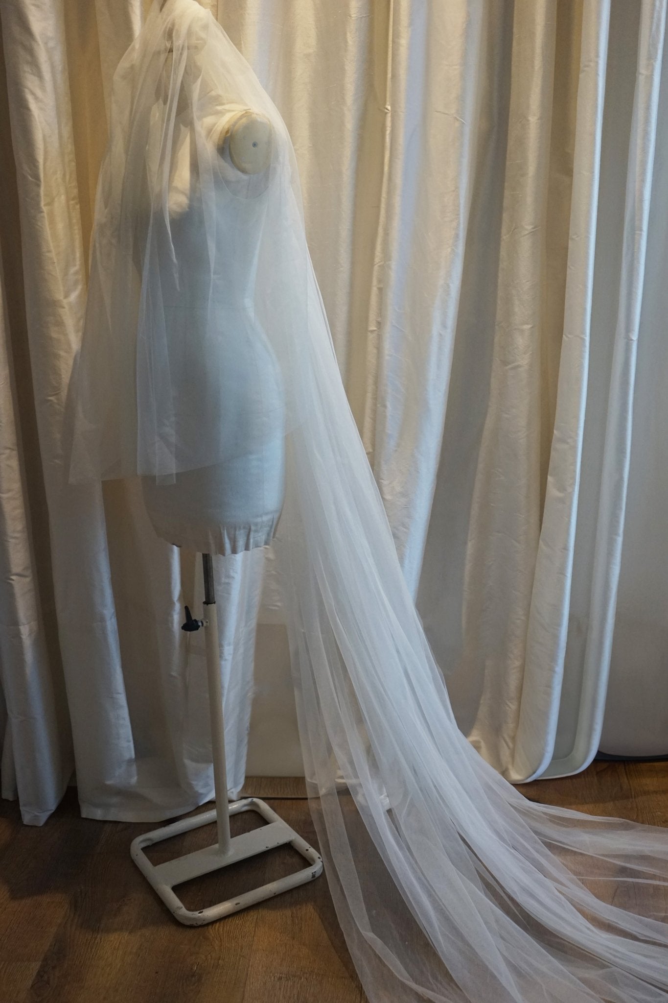 hermione - de - paula - Archive XXL Cathedral Veil 'Floral White' with Blusher - botanical - couture