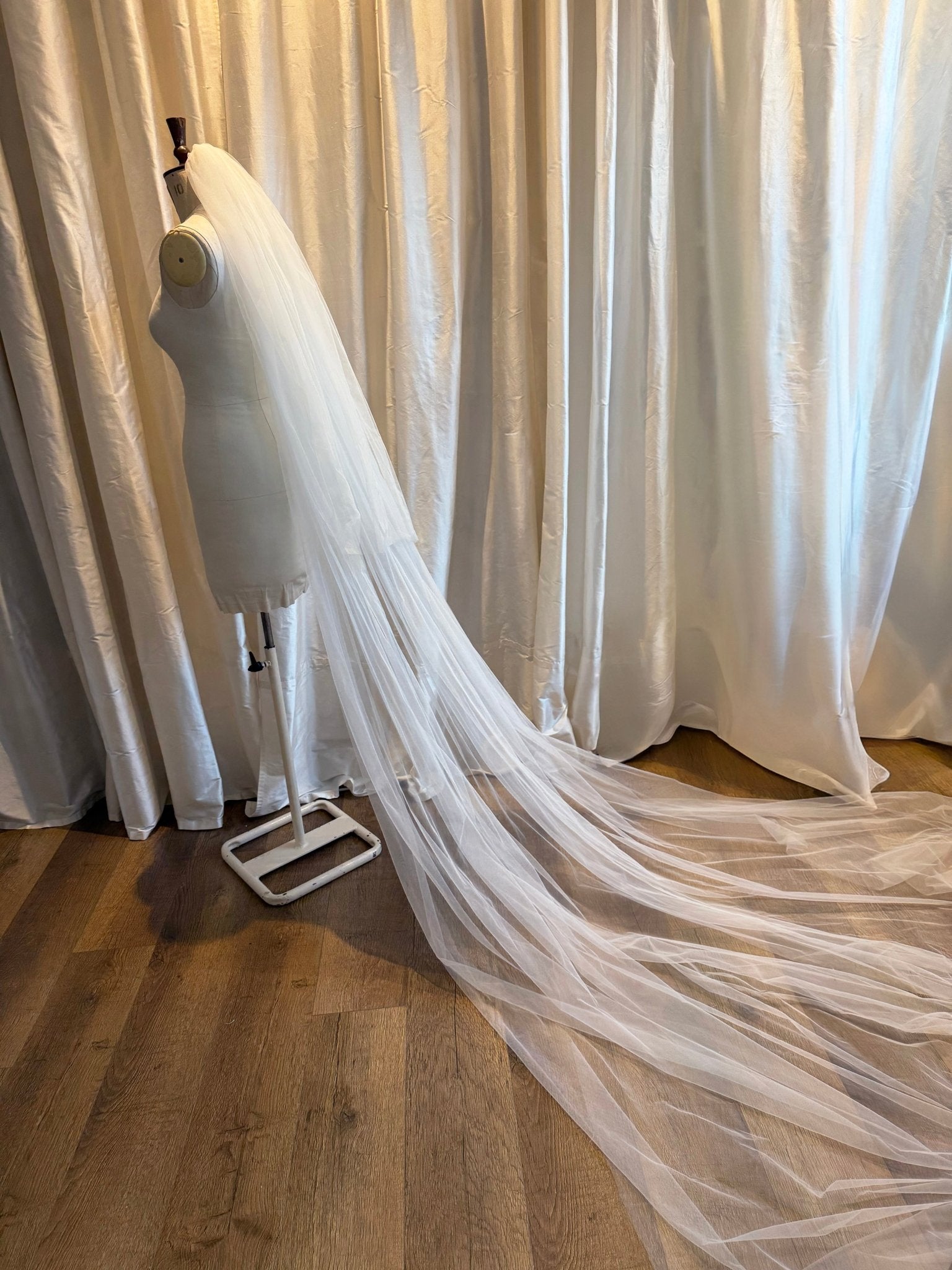 hermione - de - paula - Archive XXL Cathedral Veil 'Floral White' with Blusher - botanical - couture