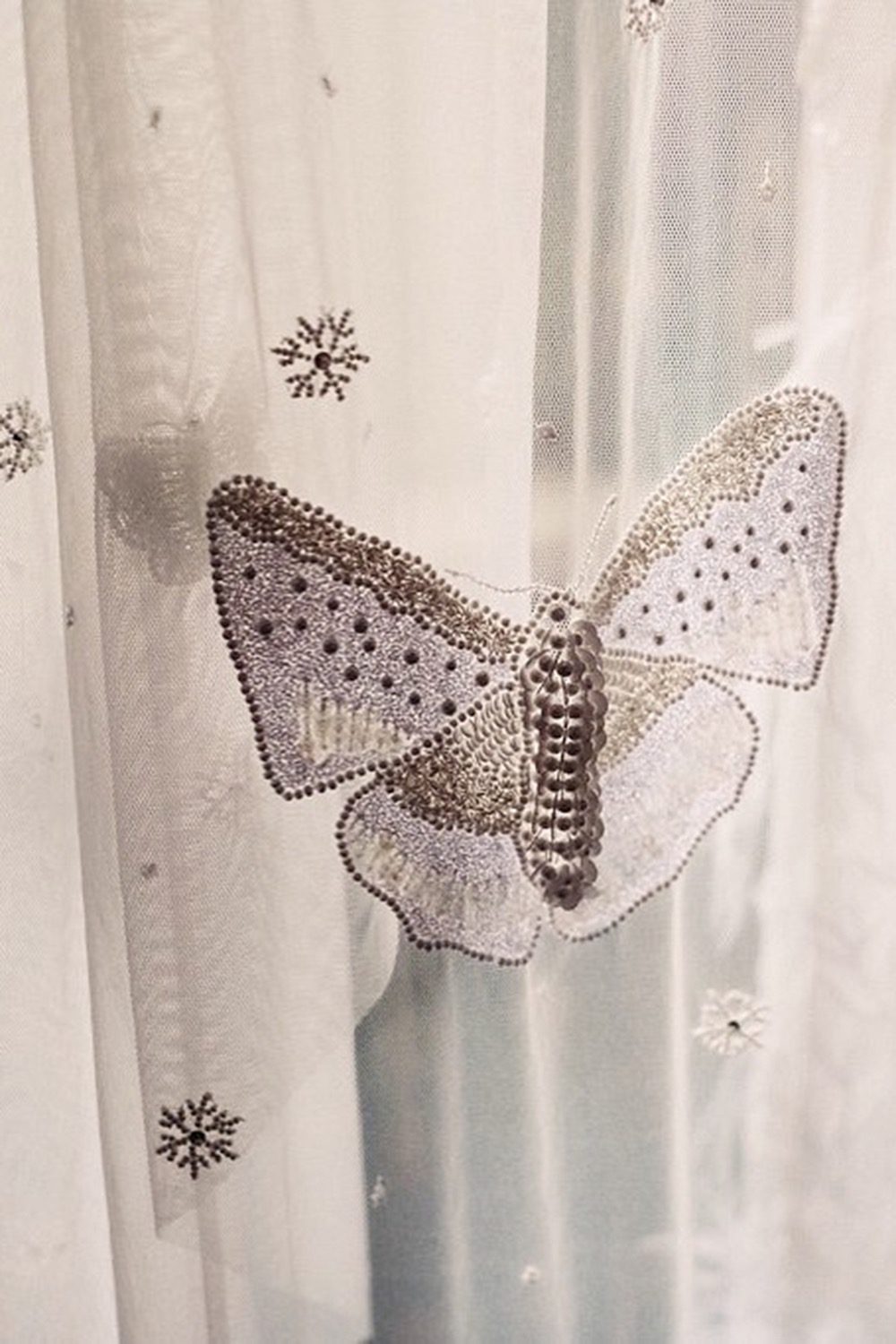 hermione-de-paula-in-the-flowers-embroidery-3